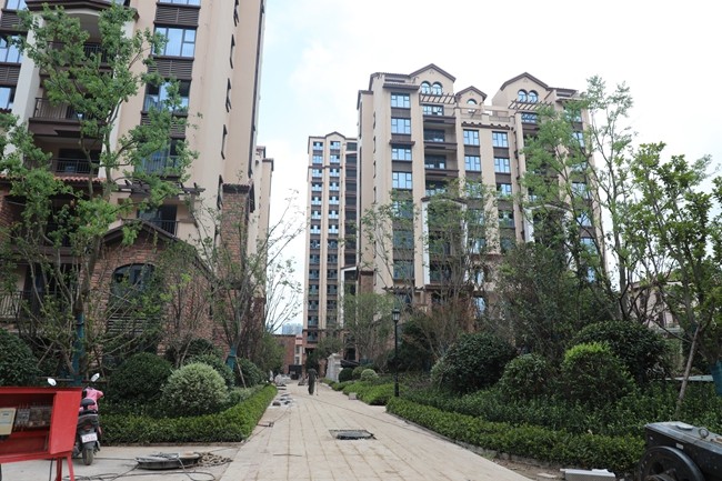 宿州房产网-托斯卡纳小镇三期洋房7月工程进度绿化植被进行中-工程