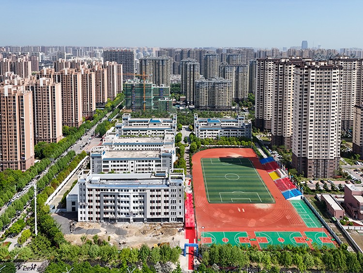 宿州市九中教育集团(千亩园校区)外立面粉饰施工中