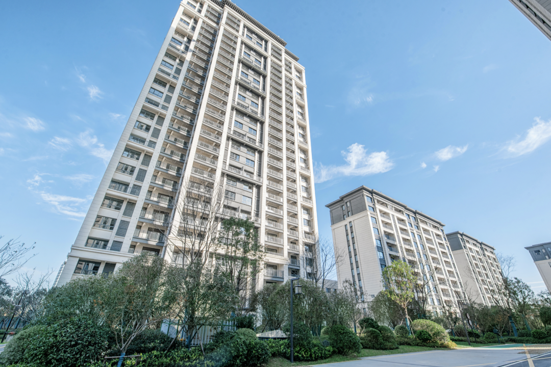 在建造建筑时,万兴九玺台/龙玺台就利用钢筋混凝土的框架特点,以通透